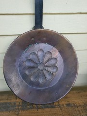 Vintage Long Handle Copper Hearth Pan With Flower 10″ pan 15.5″ handle