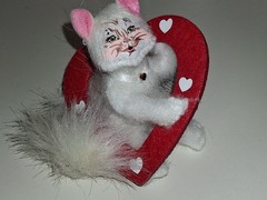 Annalee 3 in “Kitty Love” White Cat Felt Heart Artist Doll Valentine’s Day New