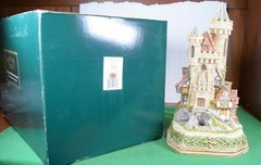 David Winter Premiere Guardian Castle. In box Limited Edition 135 of 1500.