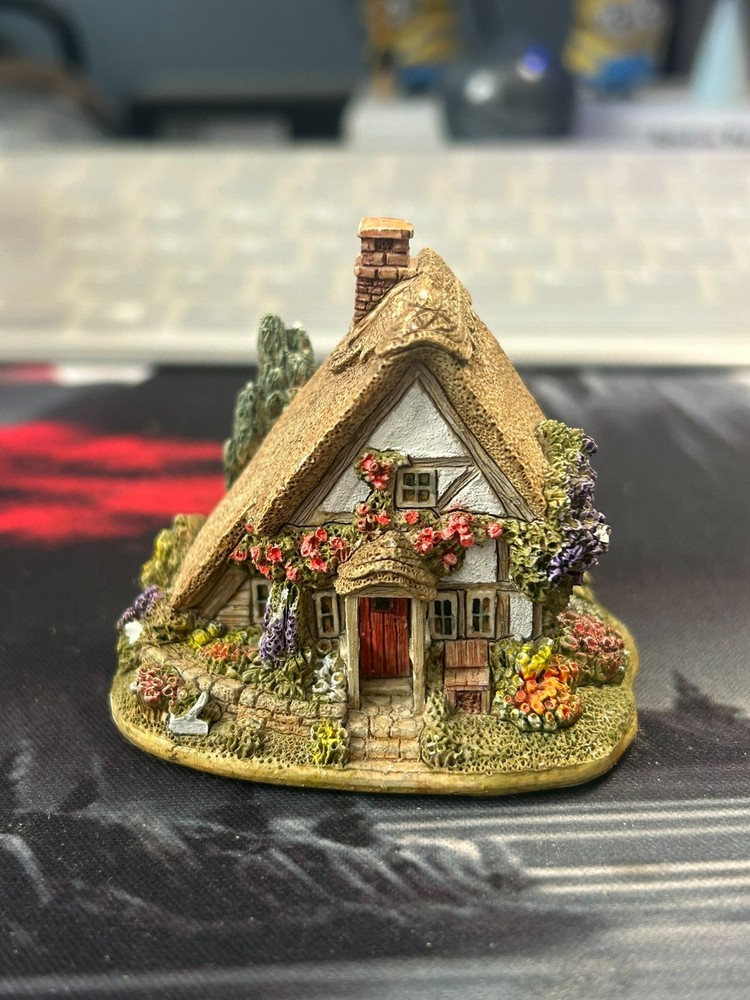 Roses are Red Lilliput Lane