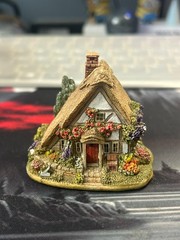 Roses are Red Lilliput Lane
