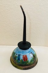 Vintage ~ Hand Painted ~ Thumb Pump Oil Can ~ Backyard Scene ~ 6.5″ ~ `NWT