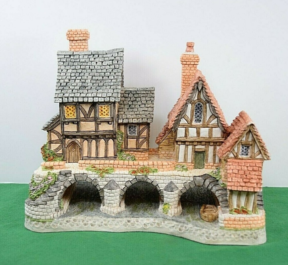David Winter Cottages Arches Thrice. In original box. Signed by David Winter