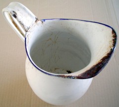 ONE VINTAGE WHITE ENAMEL POT **** UN ANCIEN POT EN ÉMAIL BLANC