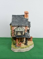 David Winter The Tartan Teahouse Mint in original box with a COA.