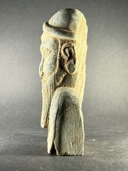 STUNNING ANCIENT N-EASTERN STONE STATUE FRAGMENT DEPICTING KING / RULER C 2500BC