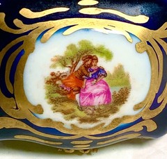 France Limoges Vectoring Couple in Garden Traditi Trinket Box Peint Main Limoge