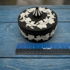 WEDGWOOD Black Jasperware 5″ Round Grapevine TRINKET BOX England UK Grape Leaf