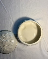 Unbranded Porcelain Floral Design Trinket With Lid Ivory With Gold Tone Trim 4″D