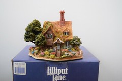 Lilliput Lane Cottages Shades of Summer Mint in box with a deed.