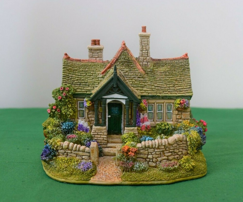 Lilliput Lane Cottages The Bobbins Mint in original box with deed. L2178