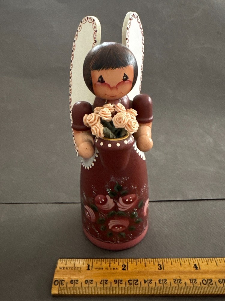 TOLE PAINTED MAUVE WOOD ANGEL HOLDING FLOWER POT SIGNED MILLIE 1987 VITNAGE