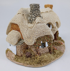 Lilliput Lane “Ostlers Keep”, One of Our Miniature Masterpieces, United Kingdom.