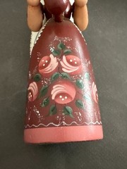 TOLE PAINTED MAUVE WOOD ANGEL HOLDING FLOWER POT SIGNED MILLIE 1987 VITNAGE