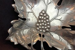 Cast Aluminum 🍇 Grape Leaf 🍇 Serving Tray, Large 12.75″ Beautiful Condition.