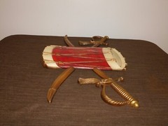 VINTAGE 20″ WIDE 12″ HIGH SEXTON METAL DRUM & SWORDS WALL HANG PLAQUE