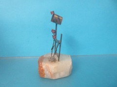 DEMOTT SIGNED 6″ ROCK SCULPTURE ON QUARTZ/ONYX MAILBOX ON FENCE ROSES FLOWERS