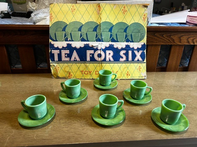 1944 J. Pressman Co. Chiquita Jade Gr Akro Agate “Tea for Six” Fingerloop