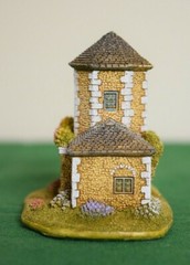 Lilliput Lane The Hermitage L3267. Mint in its original box with a deed