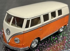 Vintage Kinsmart Volkswagen Classical Bus Orange Ivory Bass Scale 1/32 Model