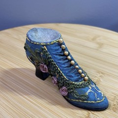 Unbranded~Tiny Molded Resin Painted Embossed Antique Mini Shoe-Roses-Victorian
