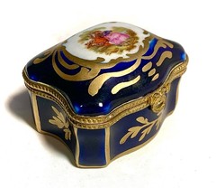 France Limoges Vectoring Couple in Garden Traditi Trinket Box Peint Main Limoge
