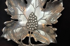 Cast Aluminum 🍇 Grape Leaf 🍇 Serving Tray, Large 12.75″ Beautiful Condition.