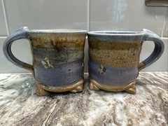 David Hendley Old Farmhouse 10 oz Pottery Mugs w/Feet, Signed HM/MC PO-VG++