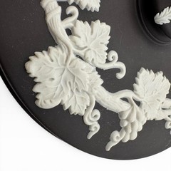 WEDGWOOD Black Jasperware 5″ Round Grapevine TRINKET BOX England UK Grape Leaf