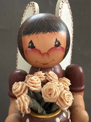 TOLE PAINTED MAUVE WOOD ANGEL HOLDING FLOWER POT SIGNED MILLIE 1987 VITNAGE