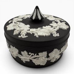 WEDGWOOD Black Jasperware 5″ Round Grapevine TRINKET BOX England UK Grape Leaf