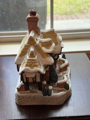 David Winter Dickens Christmas Miss Belle’s Cottage – Holiday Great Britain