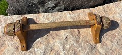 Vtg AMERICAN LIVE EDGE HICKORY WOOD HAND CARVED TOWEL ROD w/ BRACKETS 18″