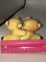 ￼Vintage ceramic salt pepper shakers Bears Light Brown Tellington Huggers Fun