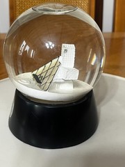 VINTAGE SOUVENIR OF THE ROCK AND ROLL HALL OF FAME GLITTER SNOW GLOBE