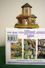 Lilliput Lane The Hermitage L3267. Mint in its original box with a deed