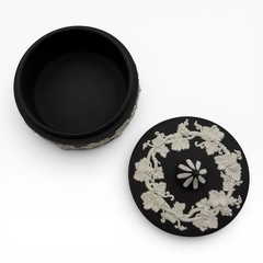 WEDGWOOD Black Jasperware 5″ Round Grapevine TRINKET BOX England UK Grape Leaf