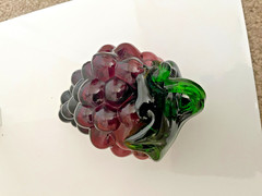 VTG HAND BLOWN ART GLASS GRAPE CLUSTER PURPLE & GREEN WINE THEME 6.5″ X 4″