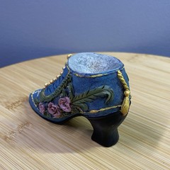 Unbranded~Tiny Molded Resin Painted Embossed Antique Mini Shoe-Roses-Victorian