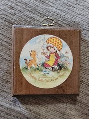 Vintage 1975 Homco Wood Wall Plaque Girls Cat Holly Hobbie Bonnet 5″ Friendship