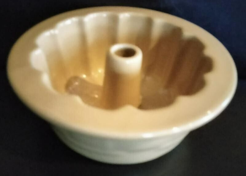 Longaberger Pottery Small Bundt Pan Butternut Yellow MINT and FREE SHIPPING