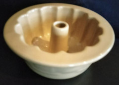Longaberger Pottery Small Bundt Pan Butternut Yellow MINT and FREE SHIPPING