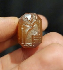NEAR EASTERN BABYLON STONE AGATE GEM ENGRAVED STAMP DEPICTING KING SCENE 3 SIDE