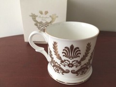 BUCKINGHAM PALACE SOUVENIR TEA CUP FINE BONE CHINA GOLD TRIM QUEEN ELIZABETH II