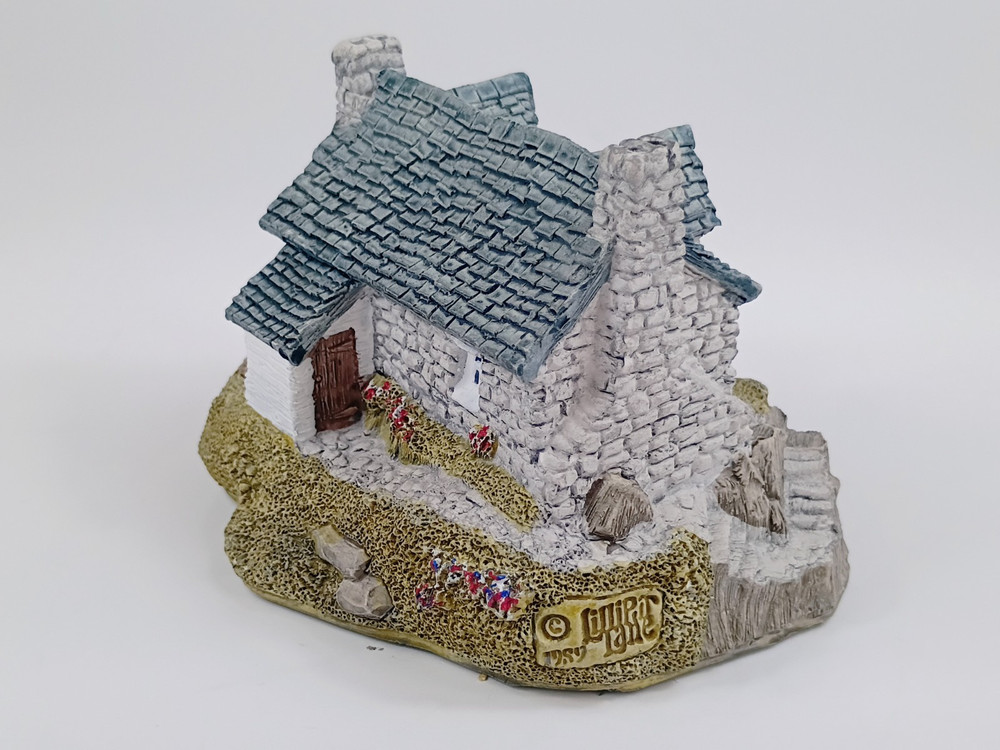 Vintage 1989 Lilliput Lane Inverlochie Hame, Handmade in Cumbria United Kingdom.