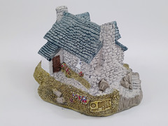 Vintage 1989 Lilliput Lane Inverlochie Hame, Handmade in Cumbria United Kingdom.
