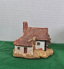 Lilliput Lane Five Ways Cottage. In excellent condition in original box.