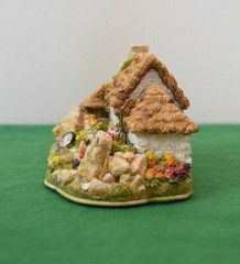 Lilliput Lane Cottages Iechyd Da. Mint in original box with a deed.