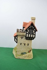David Winter Collectibles Knight’s Castle. Mint in original box.