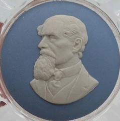 WEDGEWOOD LEAD CRYSTAL & JASPERWARE CAMEO CHARLES DICKENS PAPERWEIGHT